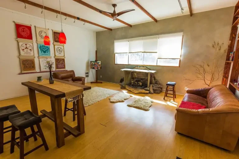Studio, large open area living room. Its good for yoga class, group meditation, dancing.